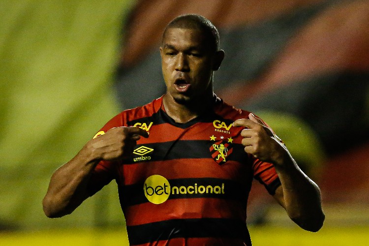 Após gol no clássico, Rodrigão ganha moral na disputa