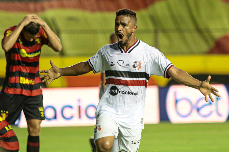 Tarcísio marcou o primeiro gol do Santa Cruz contra o Sport