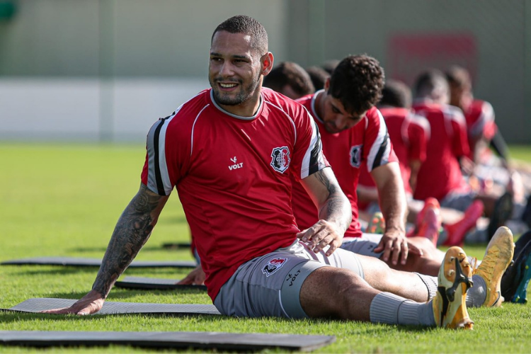 "Ele está sendo reavaliado diariamente e vamos ver se liberamos para o jogo de sábado", estimou o médico Wilton Bezerra