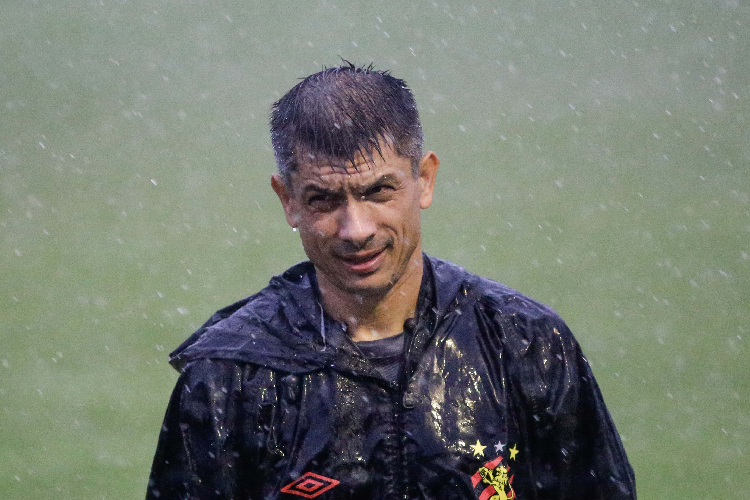 Às vésperas do jogo, forte chuva assolou o modesto estádio
