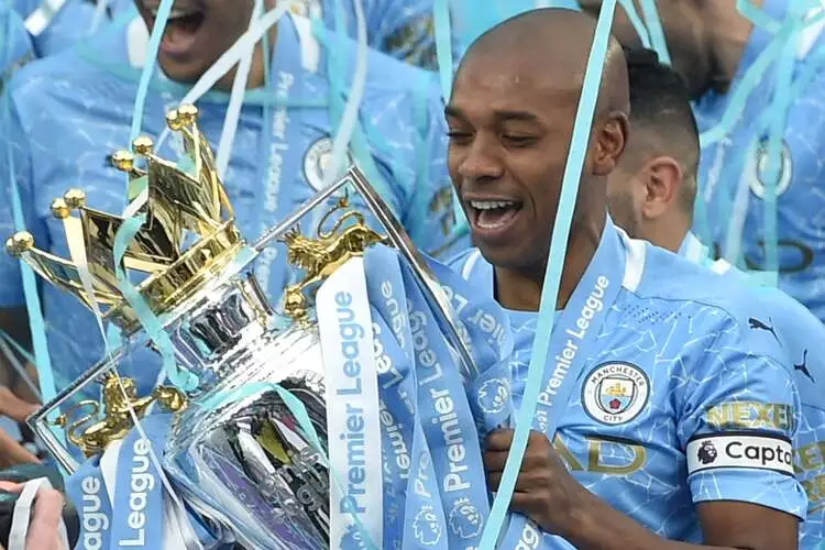 Fernandinho levantou a taça do Campeonato Inglês da temporada 2020/2021
