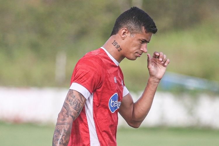Árbitro relatou "um chute de maneira temerária no seu adversário" do zagueiro Camutanga