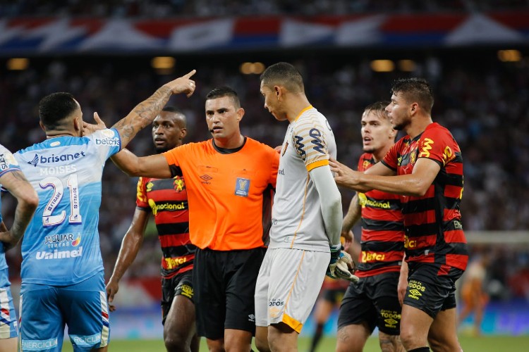 Torcida ficou na bronca com a arbitragem.