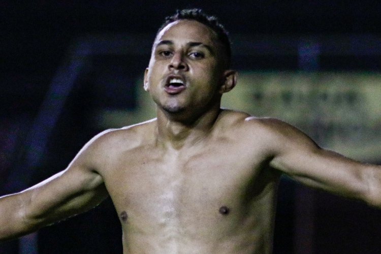 Na comemoração do gol, Vanegas tirou a camisa e recebeu amarelo