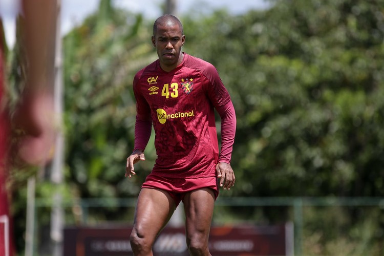 Fabinho está treinando normalmente com o elenco do Sport.