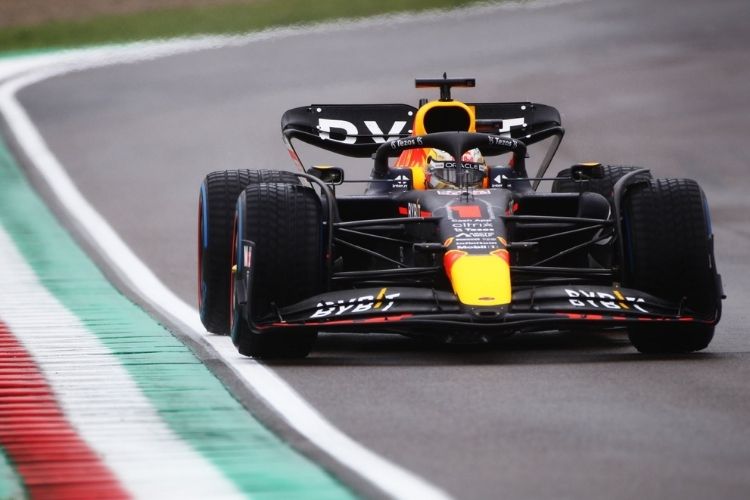 Verstappen baixou o tempo de Leclerc em sete décimos, cravando 1:27.999
