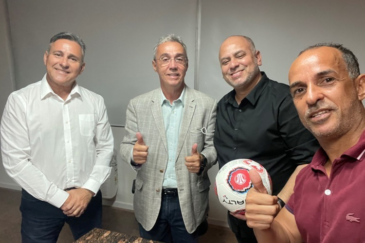 Na imagem, o presidente da FPF, Evandro, e os representantes do clube/Divulga&ccedil;&atilde;o