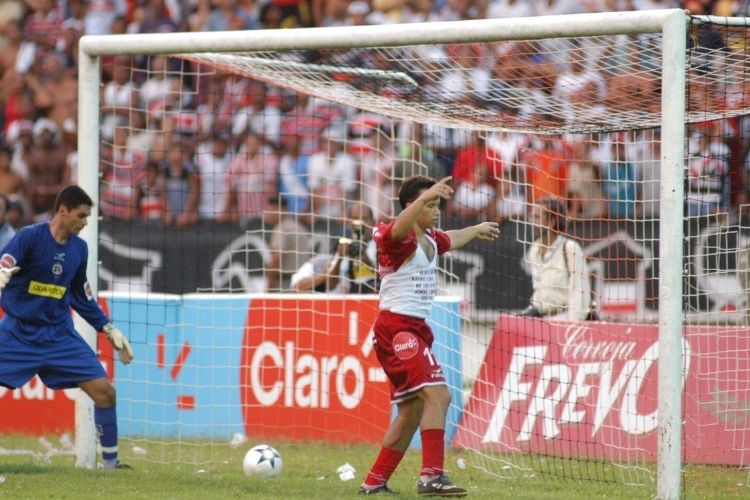 Kuki, que hoje faz parte da comissão técnica, foi o grande destaque do Náutico no 3 a 0 de 2004