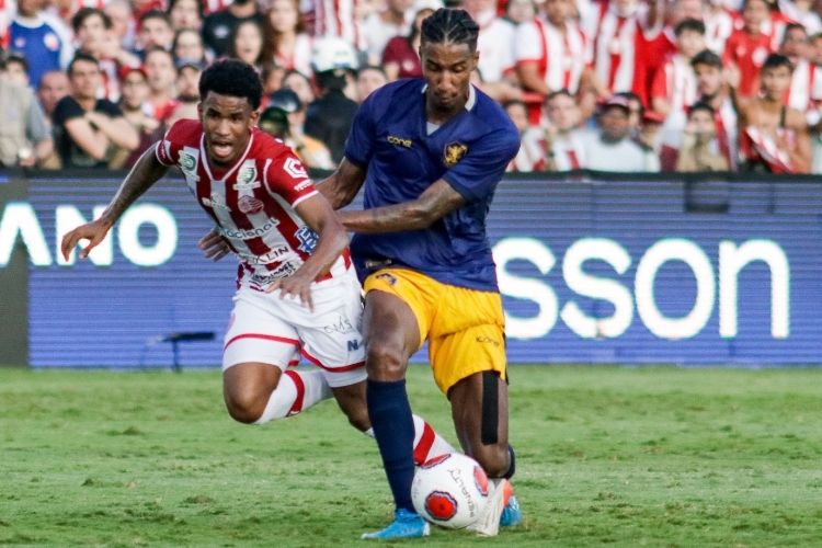 Gelson foi titular no primeiro jogo da final do Pernambucano