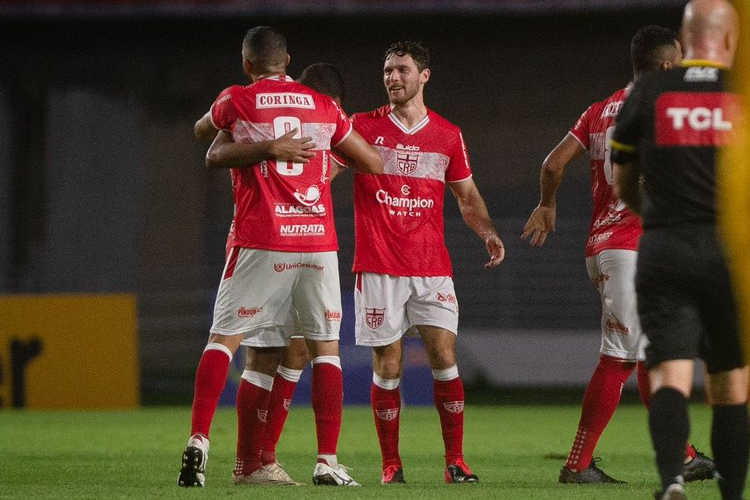 Camisa 9 do CRB anotou um verdadeiro golaço no Rei Pelé