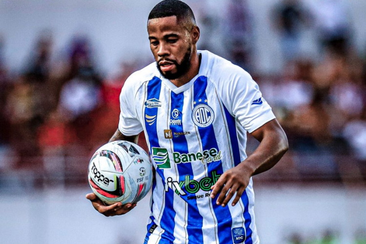 Atleta está livre no mercado.