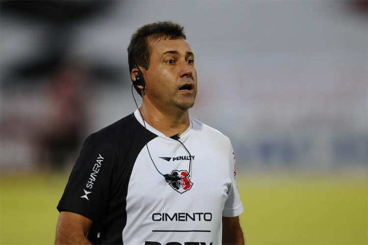 Ex-treinador soma títulos e acesso pela Cobra Coral.