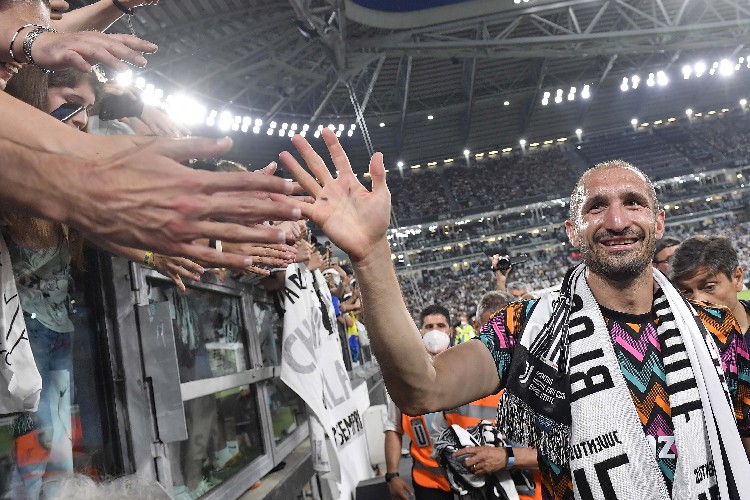 Zagueiro de 37 anos não anunciou se vai se aposentar do futebol