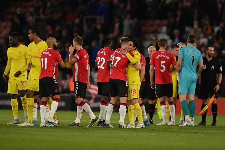 Liverpool saiu perdendo, mas garantiu a vitória e se mantém vivo