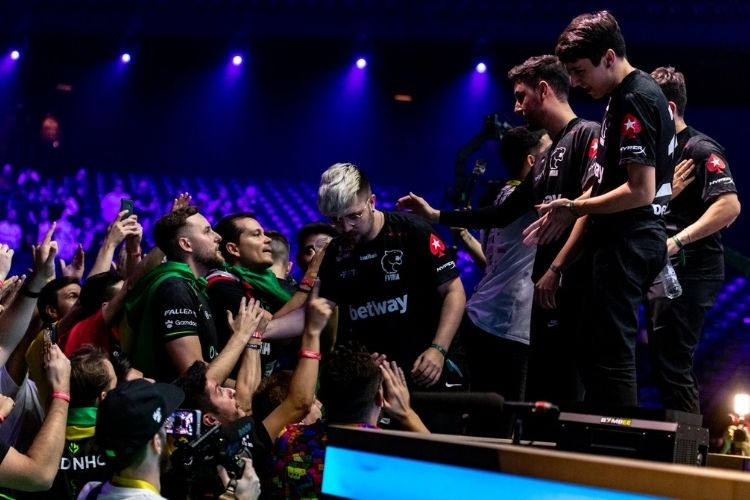 Após a derrota, torcida brasileira na Antuérpia demonstrou apoio ao time da Furia