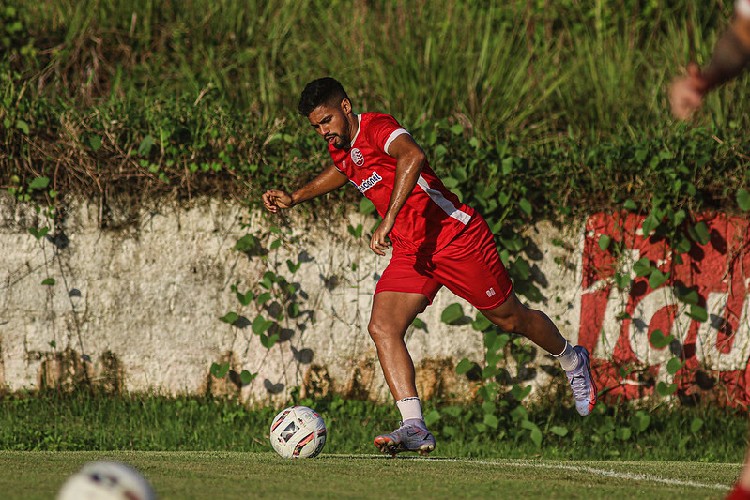 Jogador deve ficar afastado por 10 meses