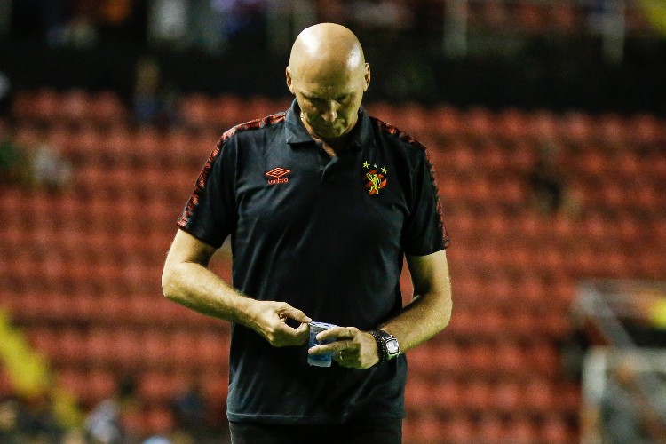 Dal Pozzo vem sendo fortemente criticado pela torcida.