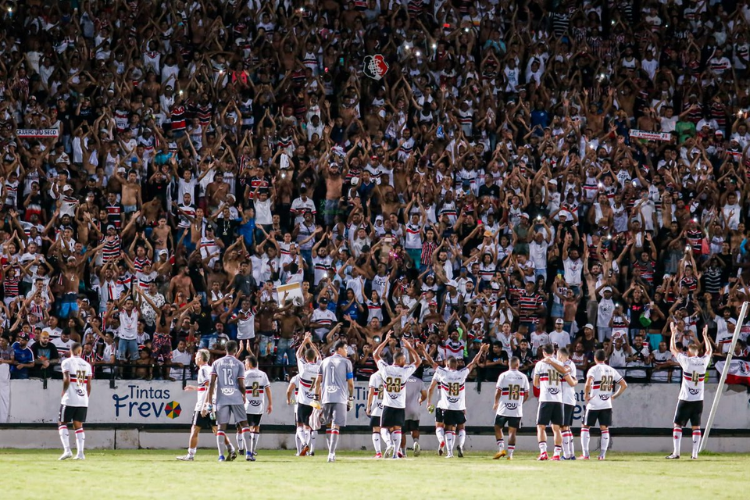 Grupo e torcida festejaram após o apito final.