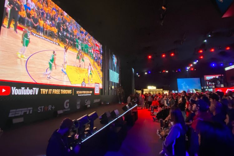 NBA House conta com uma gigantesca estrutura na área externa do Shopping Eldorado, em São Paulo