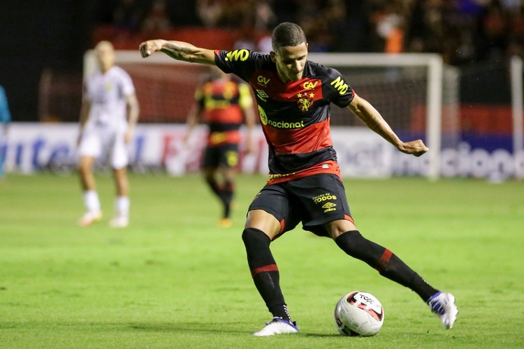 Luciano Juba segue como titular do Sport.