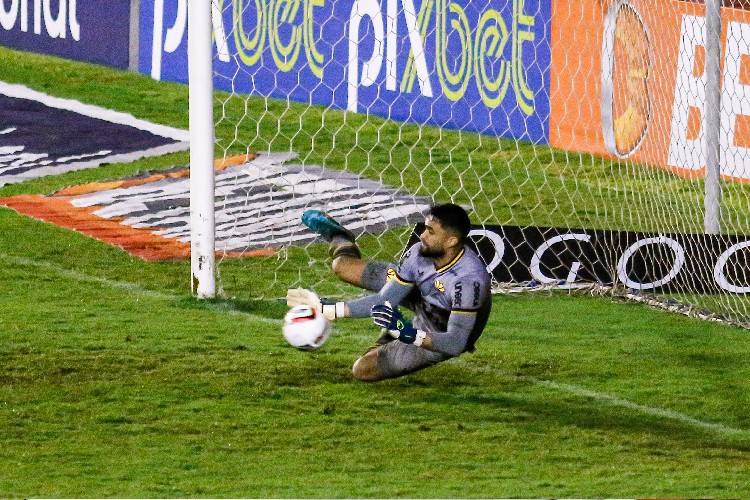 Goleiro Gustavo defendeu pênalti batido por Pedro Vitor