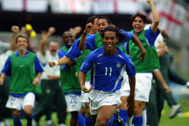 Ronaldinho Gaúcho marcou um golaço de falta contra a Inglaterra