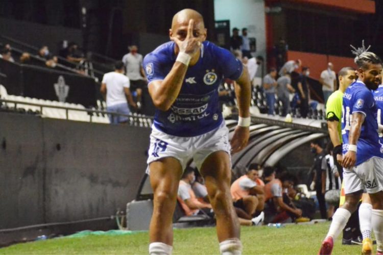 Jogando pelo Sol de America, do Paraguai, Franco atuava mais próximo da área rival