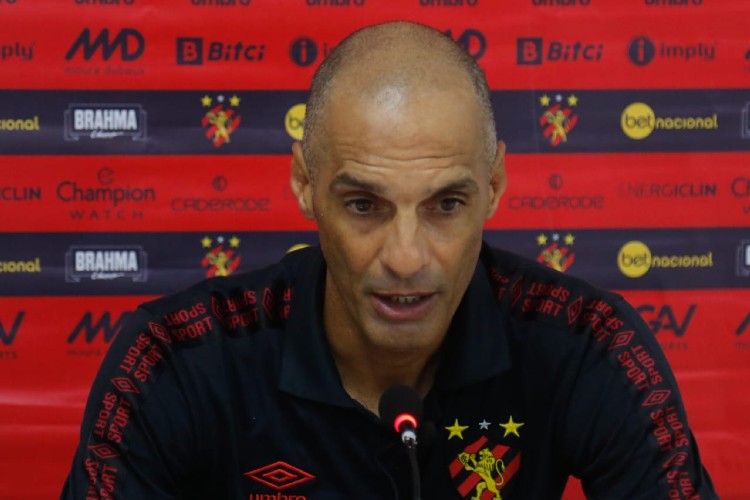 César Lucena segue comandando o Sport de forma interina.