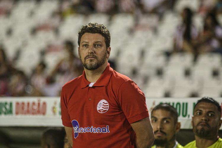 Elano estreou no comando do Náutico com derrota nos Aflitos