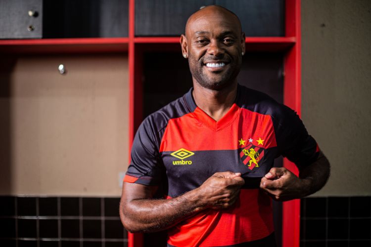 Vágner Love foi apresentado oficialmente pelo Sport nesta quinta