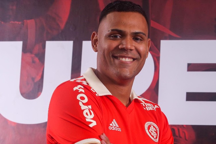 Mikael está emprestado ao Internacional até o final de junho de 2023.