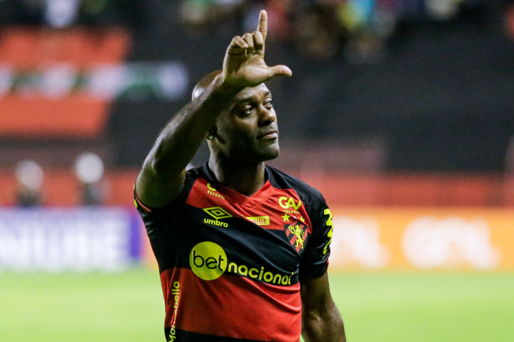 Vagner Love ressalta desejo de retribuir o carinho da torcida