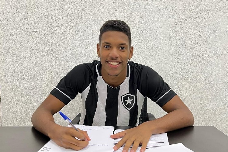 Jovem de 18 anos tem contrato com Timbu até 2024