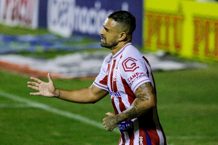 Zagueiro balançou a rede em sua estreia pelo clube