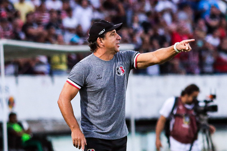 Treinador conquistou cinco vitórias em sua passagem pelo Arruda