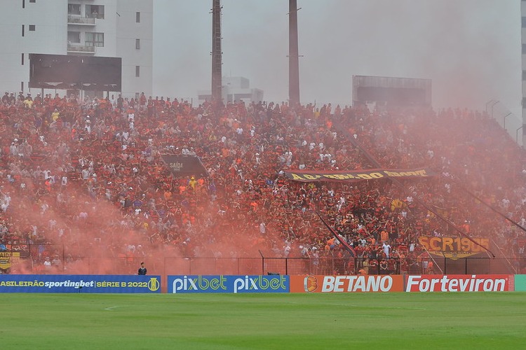 A torcida do Sport abraça o time na luta pelo acesso à Série A