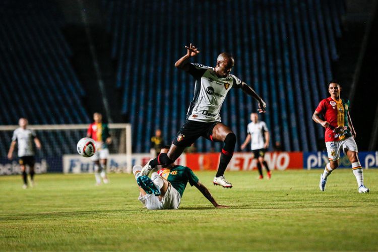 Sport sofreu duas goleadas fora de casa, para Sampaio Corrêa e Ituano