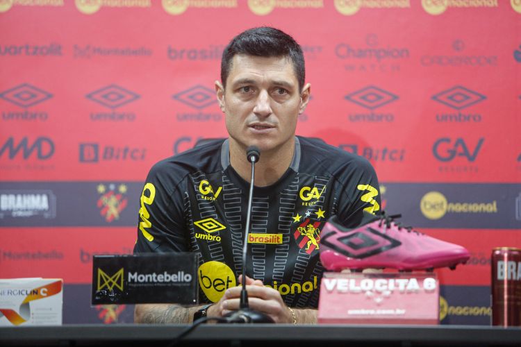 "Eu fui o primeiro goleiro depois da era de Rogério Ceni. E não vai existir outro Rogério também", disse Denis