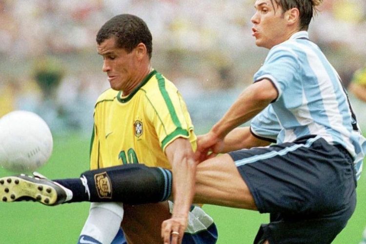 Rivaldo fez três gols e deu uma assistência