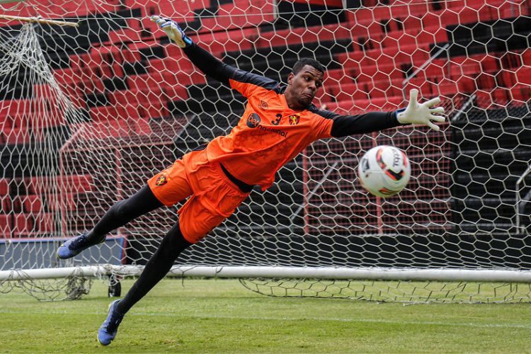 "Para o jogador, principalmente goleiro, cada jogo ajuda a ter confiança", diz Saulo