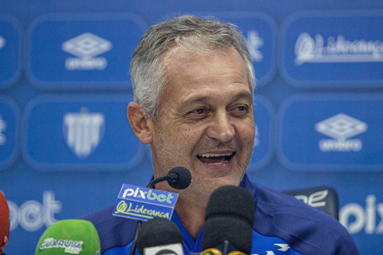 "Geralmente os caras querem que o treinador vá embora, mas eles queriam que eu ficasse", disse Lisca
