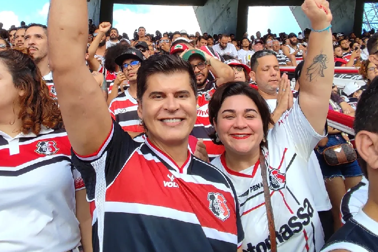 Na imagem, João Arnaldo na arquibancada do Arruda