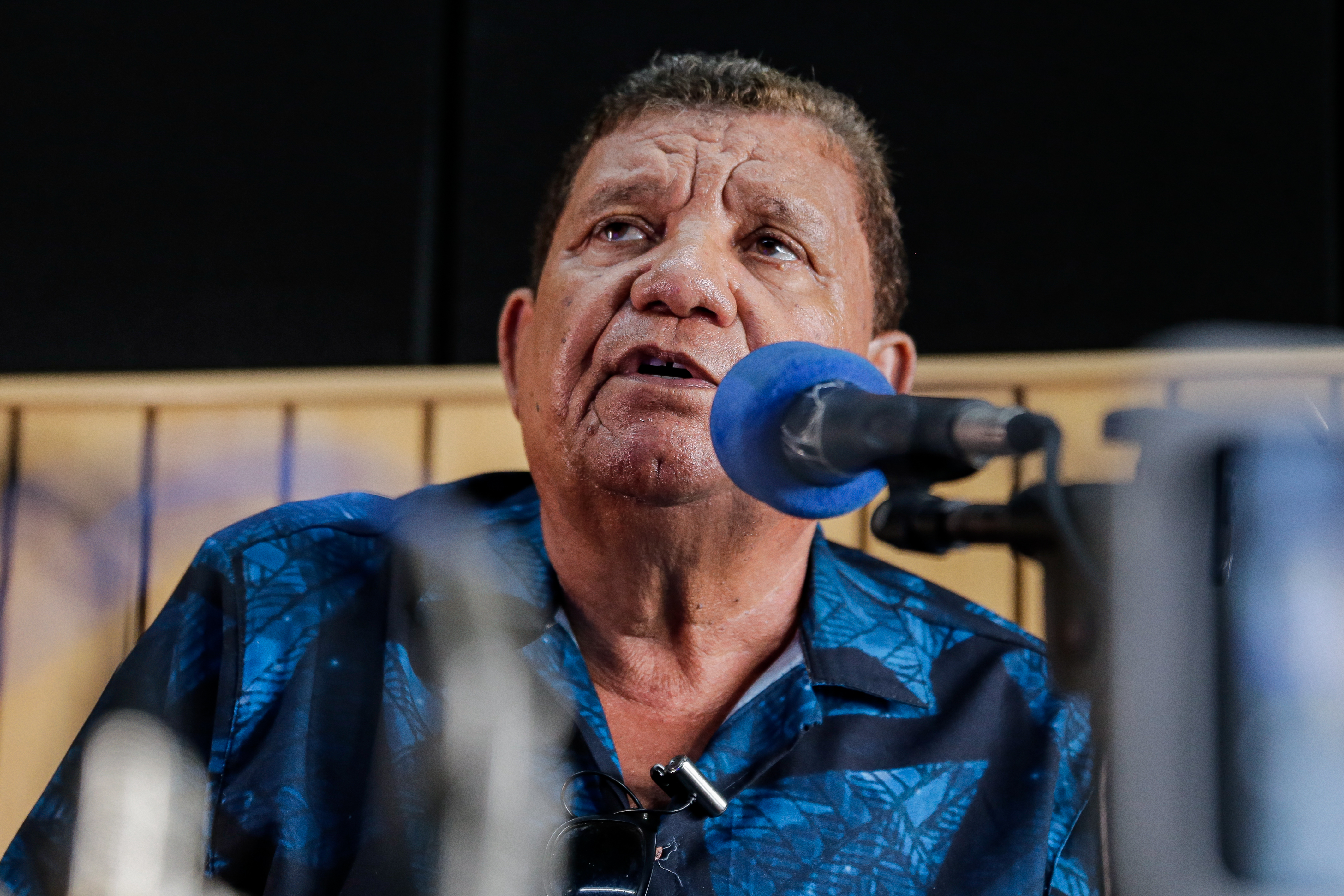 Aos 74 anos, Jorge dirige de Moreno aos estúdios da Clube