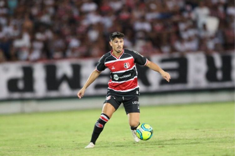 Meia disputou sete jogos pela Cobra e marcou um gol 
