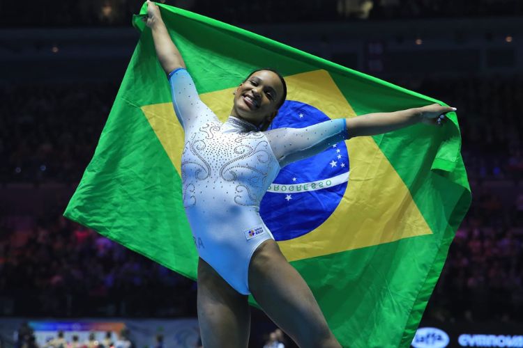 Rebeca Andrade celebra ouro inédito em Liverpool 