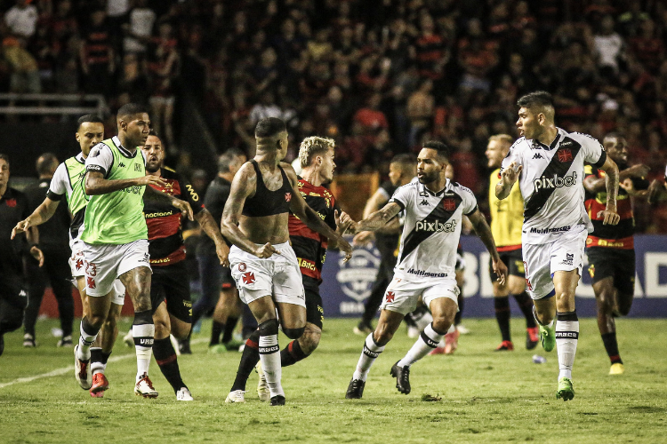 Jogo foi interrompido antes do apito final, onde o árbitro apontou