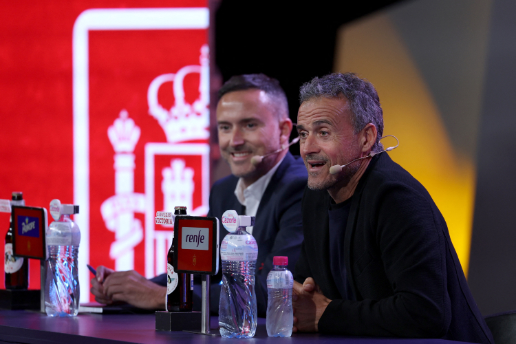 O técnico Luis Enrique anuncionou nesta sexta-feira (11) a lista com os atletas que defenderão a seleção espanhola na Copa do Mundo 2022