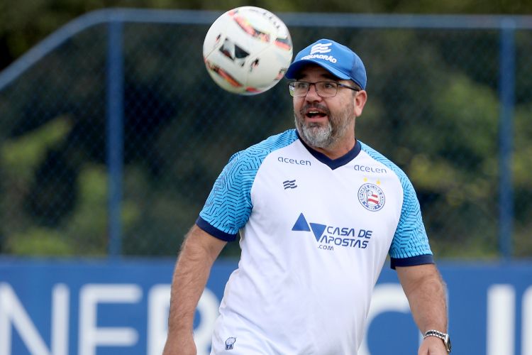 Enderson participou da campanha de acesso do Bahia, mas foi demitido a seis rodadas para o fim