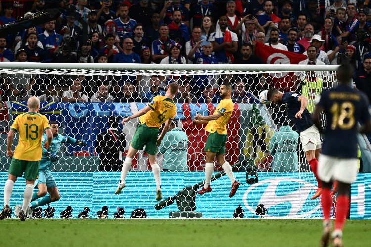 Giroud herdou a vaga de titular e marcou dois gols