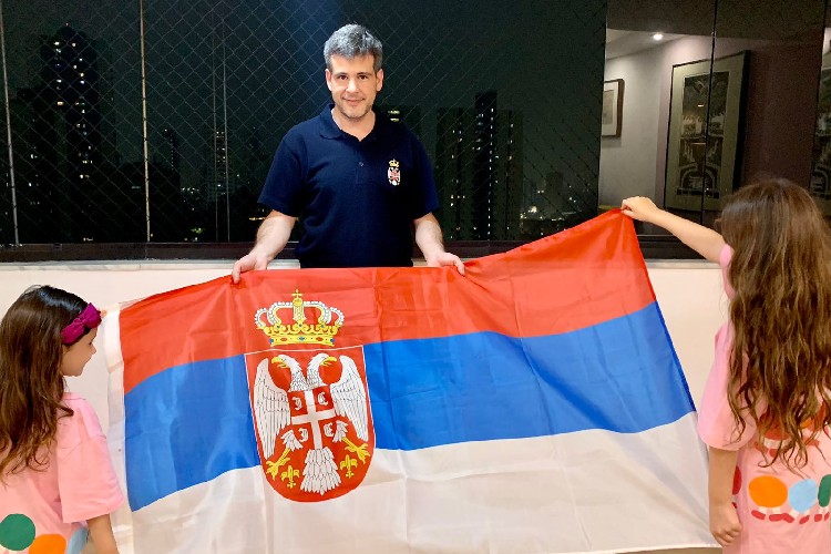 Dusan Kostic vai assistir ao jogo ao lado das filhas e da esposa